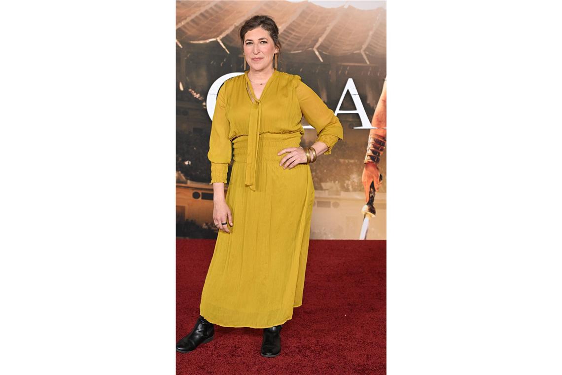 „Big Bang Theory“-Star Mayim Bialik war zur Gladiator II-Premiere in Los Angeles in einem schlichten ockerfarbenen Kleid erschienen.