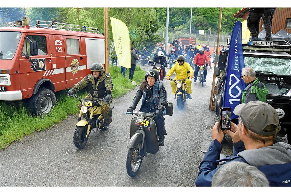 Bikerinnen und Biker machen sich auf den Weg den steilen Berg hinauf nach Großer...