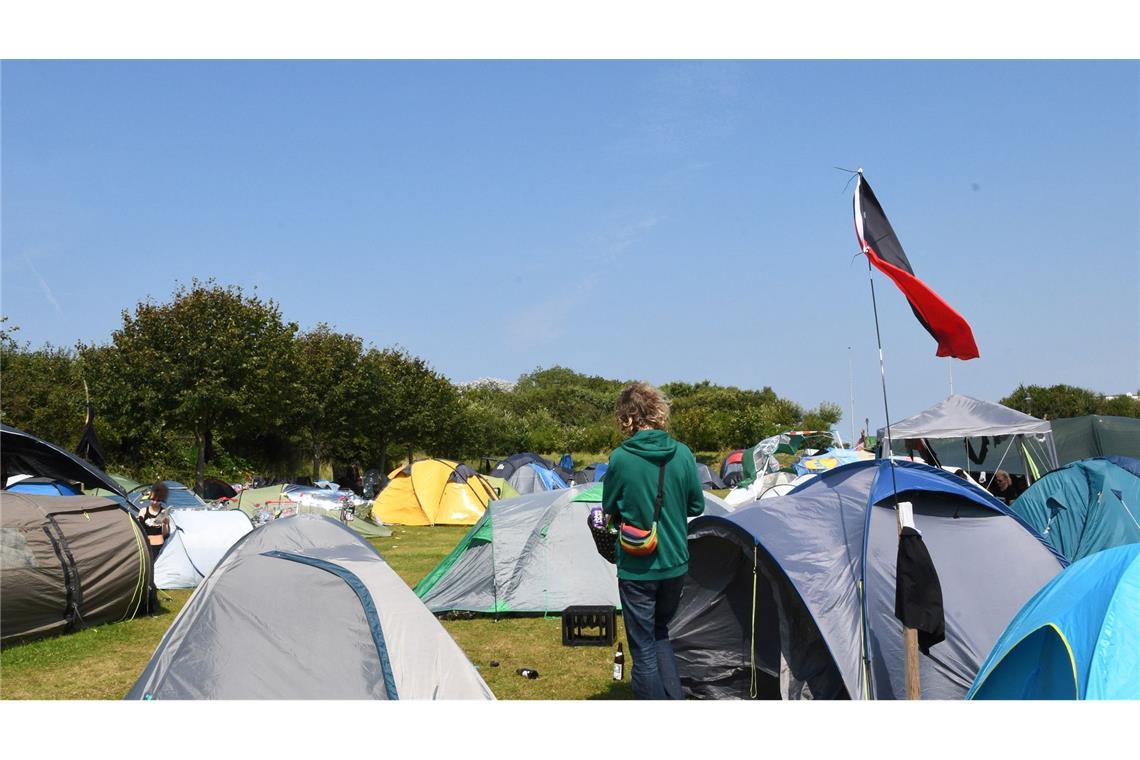 Bis Anfang September wollen die Mitlgieder des Punk-Protestcamps auf Sylt bleiben.