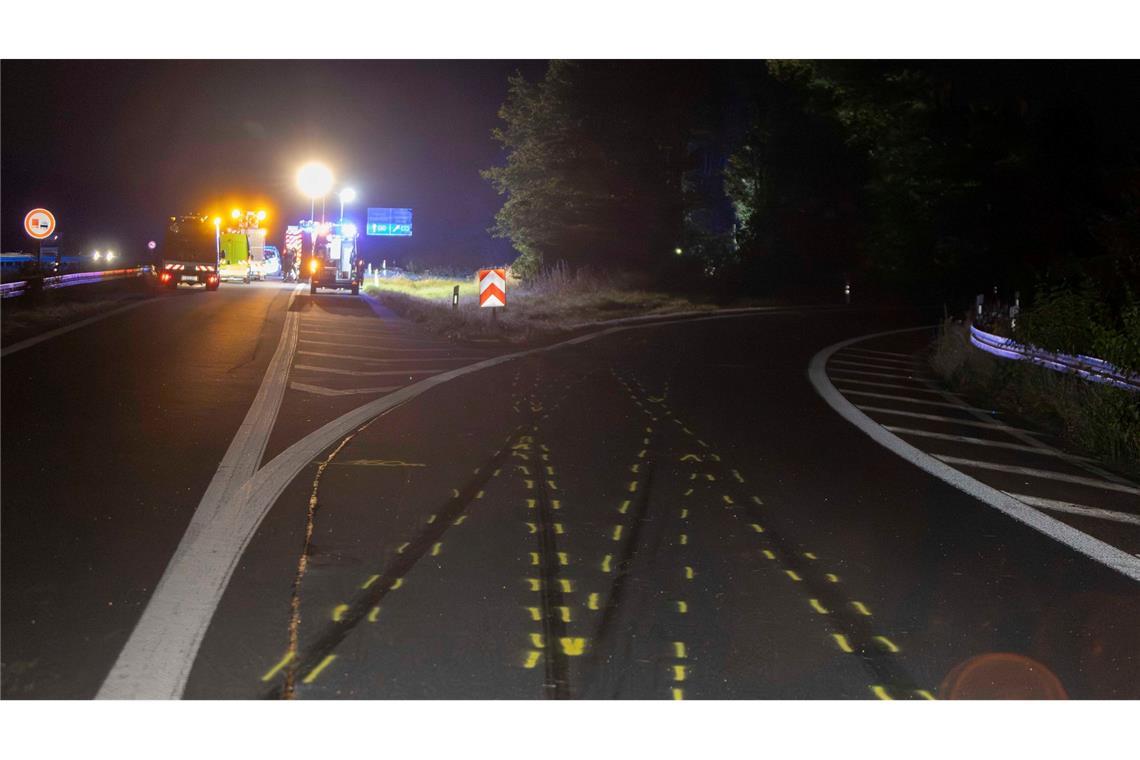 Bis tief in die Nacht sammelte die Polizei Spuren am Unfallort.