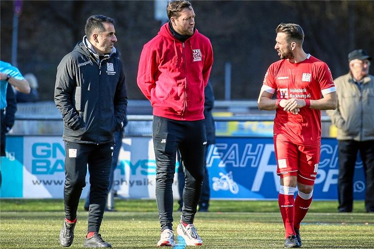 Bis zum Sommer bildet Mario Marinic (rechts) mit Julian Schieber (Mitte) und Isaak Avramidis noch das Backnanger Trainerteam. Nach dieser Saison verabschiedet sich der 37-Jährige von der TSG, zu der er vor zehn Jahren aus Neckarrems gewechselt war. Foto: A. Becher