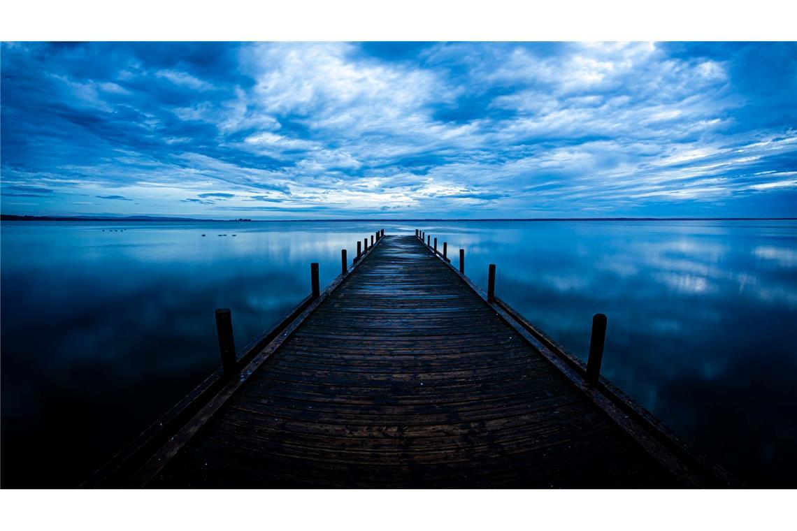 Blaugefärbt ist der Himmel am Morgen über dem Steinhuder Meer