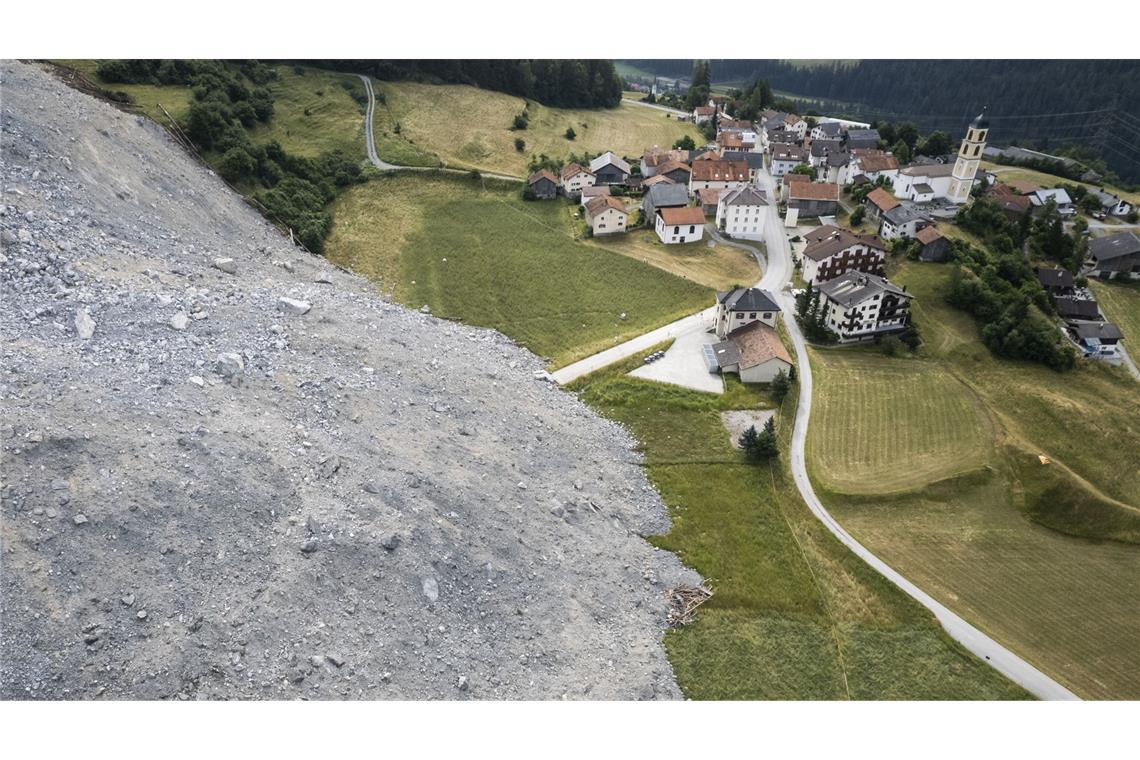 Blick auf das Dorf Brienz in Graubünden. In der Nacht zum 16. Juni 2023 erreichte ein Schuttstrom beinahe das damals evakuierte Dorf.