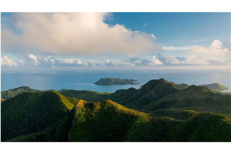 Blick auf die Insel Providence, die zum Archipel von San Andres im Karibischen Meer gehört: Vor der 16. UN-Konferenz zur biologischen Vielfalt (COP16) in Cali fordert Umweltschutzverbände mehr konkrete Schritte zum Schutz der weltweiten Artenvielfalt.