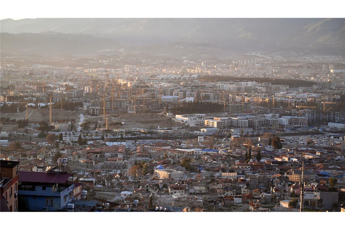 Blick auf die Stadt Antakya, zwei Jahre nach den verheerenden Erdbeben, die die Stadt in weiten Teilen zerstört haben.