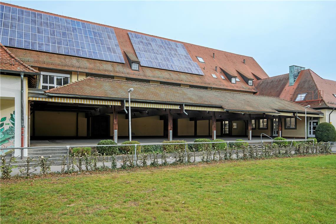 Blick auf die Stadthallenflanke vom Spielfeld aus.