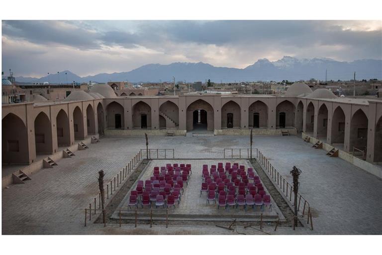 Blick auf eine verlassene Karawanserei nahe der iranischen Wüstenstadt Jasd.