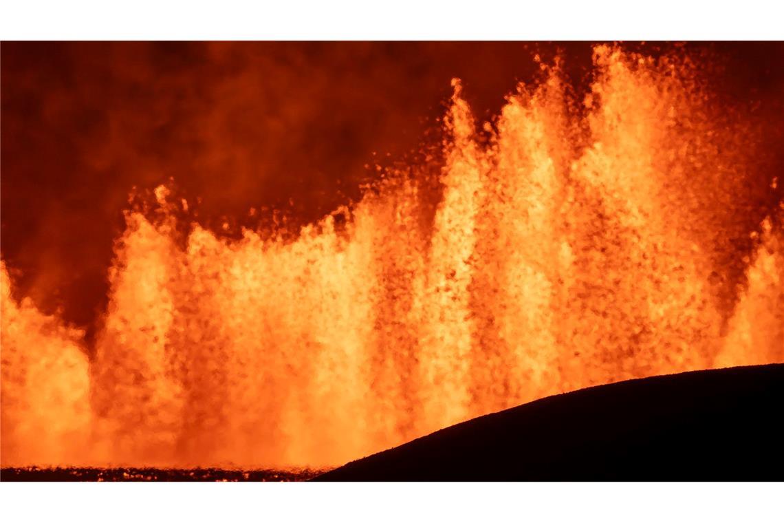 Blick auf Lavafontänen, die aus der neuen Eruptionsspalte am Vulkansystem Svartsengi in Island ausströmen.