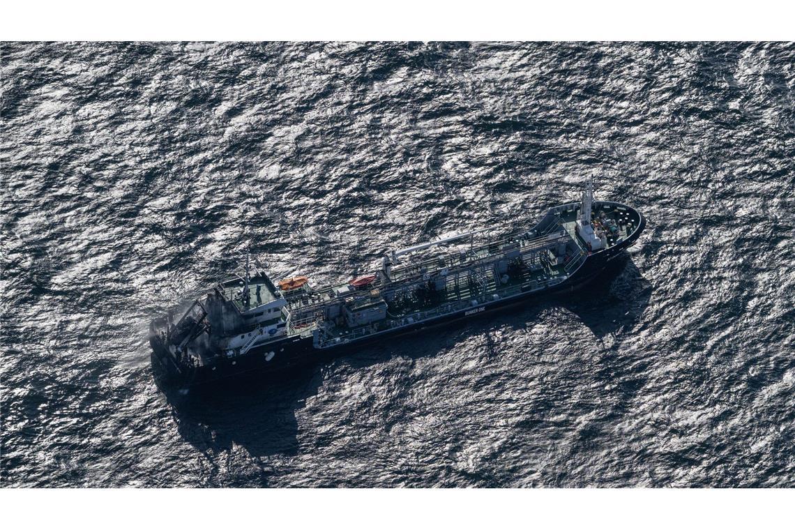 Blick aus einem Flugzeug auf das brennende Küstentankschiff "Annika" in der Ostsee.