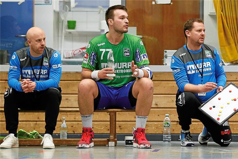 Blicken gespannt und erwartungsfroh der Aufstiegsrunde entgegen (von links): HCOB-Teammanager Jonas Frank, Kreisläufer Tim Düren und Trainer Matthias Heineke. Foto: A. Becher