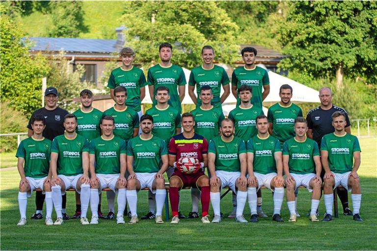 Blicken zuversichtlich auf die Saison: Jannick Maurer (hinten von links), Jan Celik, Luca Krämer, Serkan Dogan, Trainer Lucas Röhrle (Mitte), Tim Zowe (nicht mehr dabei), Jovan Vucetic, Nikola Milenovic, Jonas Wieland, Eron Demaku, Manuel Perri, Torwarttrainer Manuel Di Giandomenico, Noah Hufen (vorne), Malik Hassler, Marcel Friz, Louis Piscopo, Janis Seefeldt, Felix Kübler, Benedikt Csauth, Even Stoppel, Lukas Rosenke. Es fehlen: Trainer Stephen Perri, Moussa Stoppel, Jonas Simaõ, Elias Da Silva, Erik Augustin, Julian Leitner, Julian Schieber. Foto: Katha B.