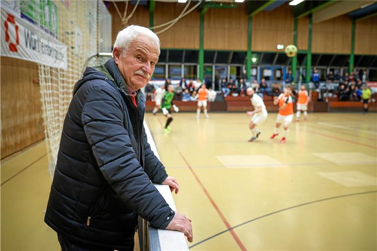 Blickt gern auf die lange Zeit als Ehrenamtlicher zurück: Werner Burr. Ganz ohne Fußball gehts bei dem 73-Jährigen aber weiterhin nicht. Regelmäßig schaut der gebürtige Backnanger auch heute noch auf den Sportplätzen und in den Hallen der Region vorbei. Foto: Alexander Becher