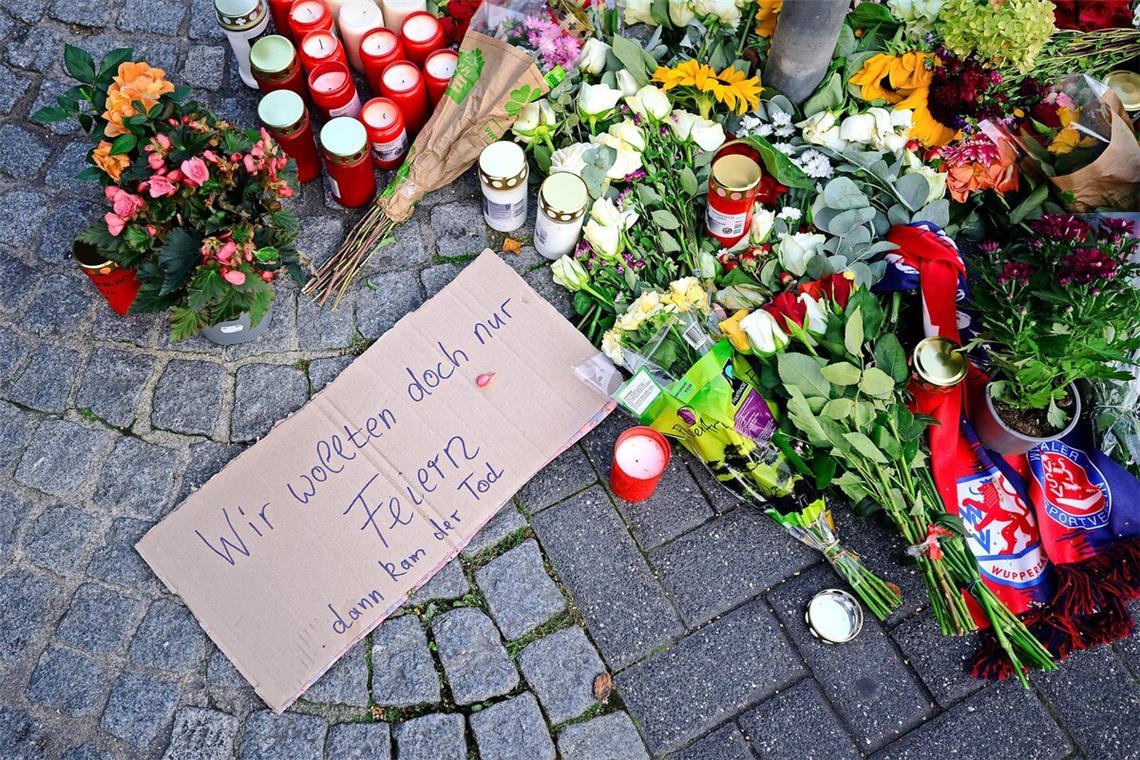 Blumen der Trauer auf dem Neumarkt von Solingen. Blumen der Trauer auf dem Neumarkt von Solingen.