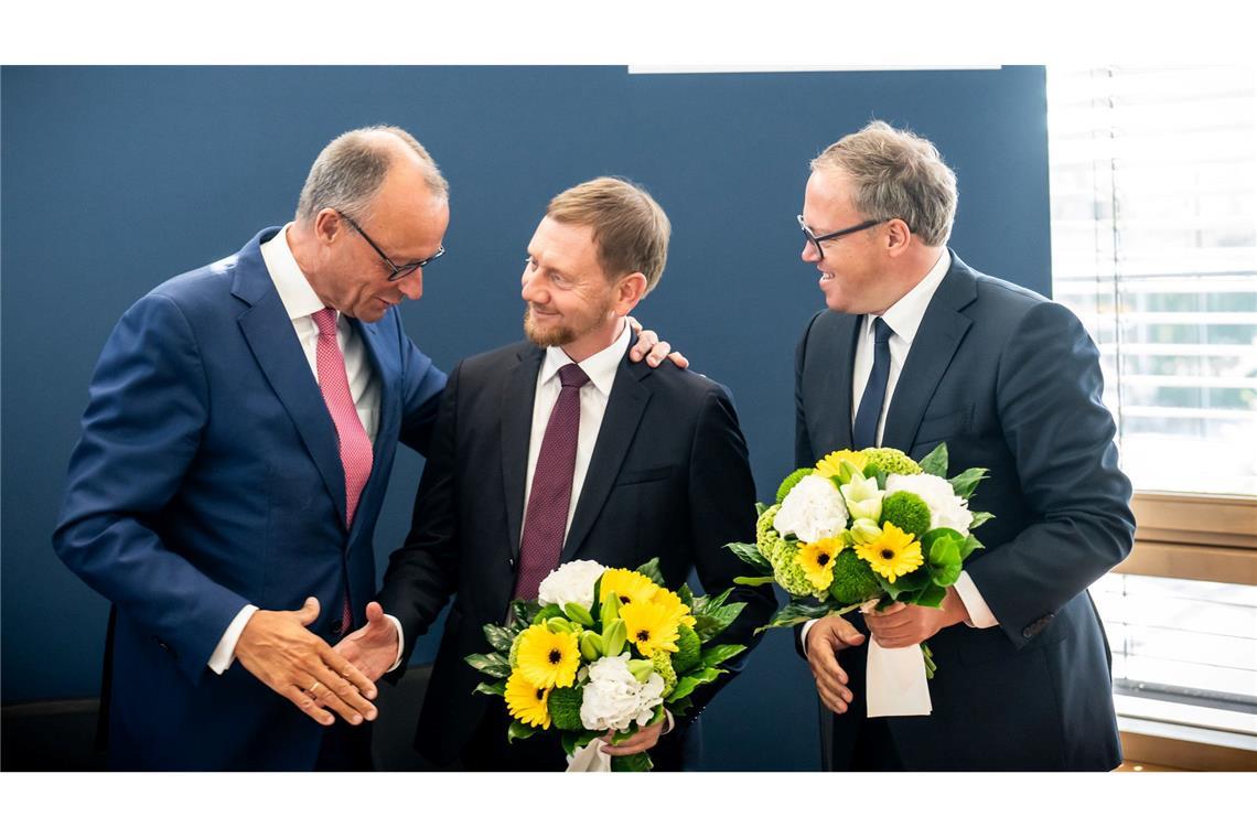 Blumen für die CDU-Spitzenkandidaten Kretschmer und Voigt, die in Sachsen und Thüringen Regierungschefs werden wollen.