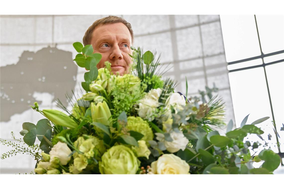 Blumen für Michael Kretschmer nach der Ministerpräsidentenwahl in Sachsen