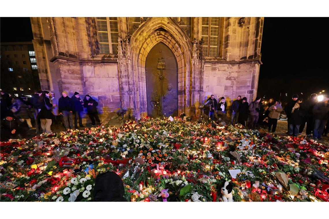 Blumen und Kerzen am offiziellen Gedenkort an der Johanniskirche. Ein Autofahrer war auf dem Magdeburger Weihnachtsmarkt in eine Menschengruppe gefahren. (Archivfoto).