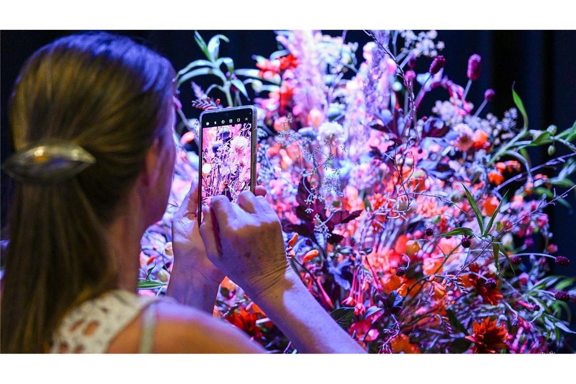 Blumenstrauß im Wettbewerb: Die neun besten Floristinnen und Floristen aus ganz Deutschland treten in Berlin in verschiedenen Disziplinen gegeneinander an und kämpfen um den Deutschen Meistertitel. Das diesjährige Motto heißt Frieden.