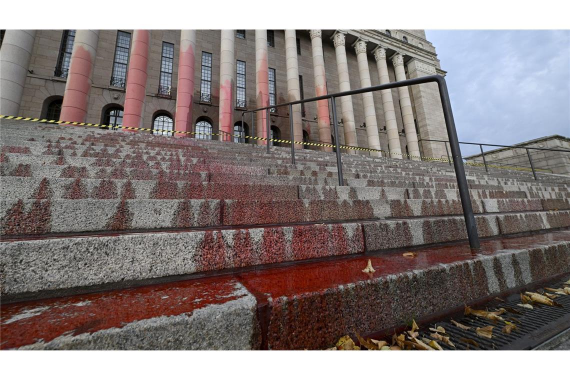 Blutrote Farbe am Das finnische Parlamentsgebäude ist