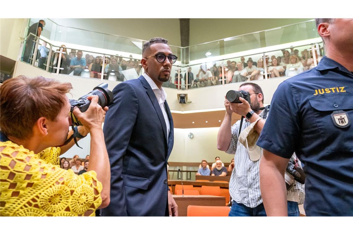 Boateng wird vor vollbesetzten Zuschauerrängen im Gerichtssaal fotografiert.