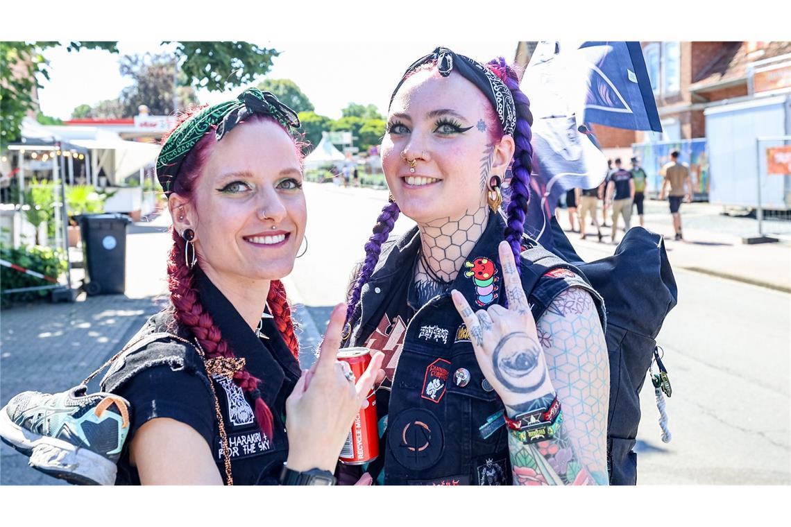 Bodil (l, 24) und Lia (27), einheimische Festivalbesucher, auf dem Weg zum Festgelände.