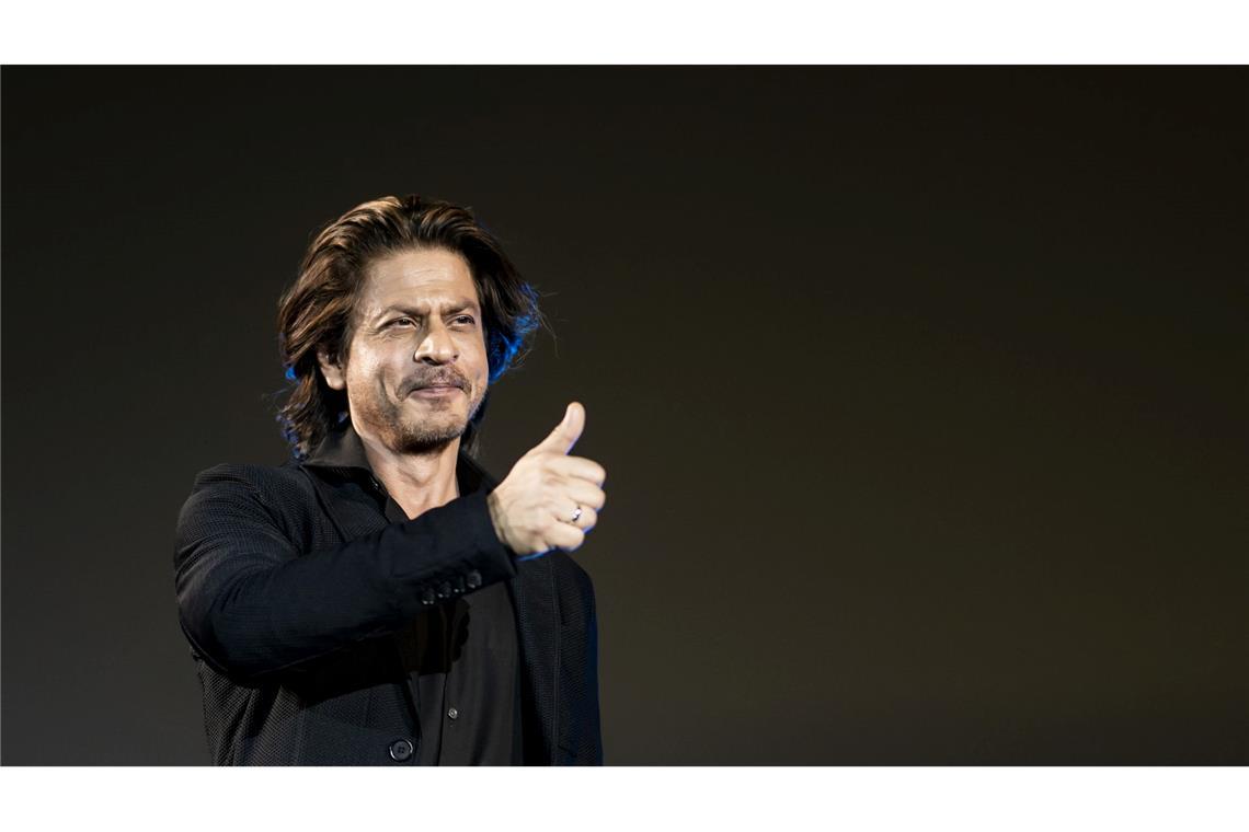 Bollywood-Star Shah Rukh Khan gibt einen Daumen hoch zurück für seinen Ehrenpreis beim 77. Internationalen Filmfestival im schweizerischen Locarno.