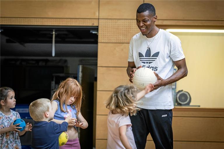 Bomby Nyemb hat sein Engagement bei der TSG auf die Kindersportschule ausgeweitet.