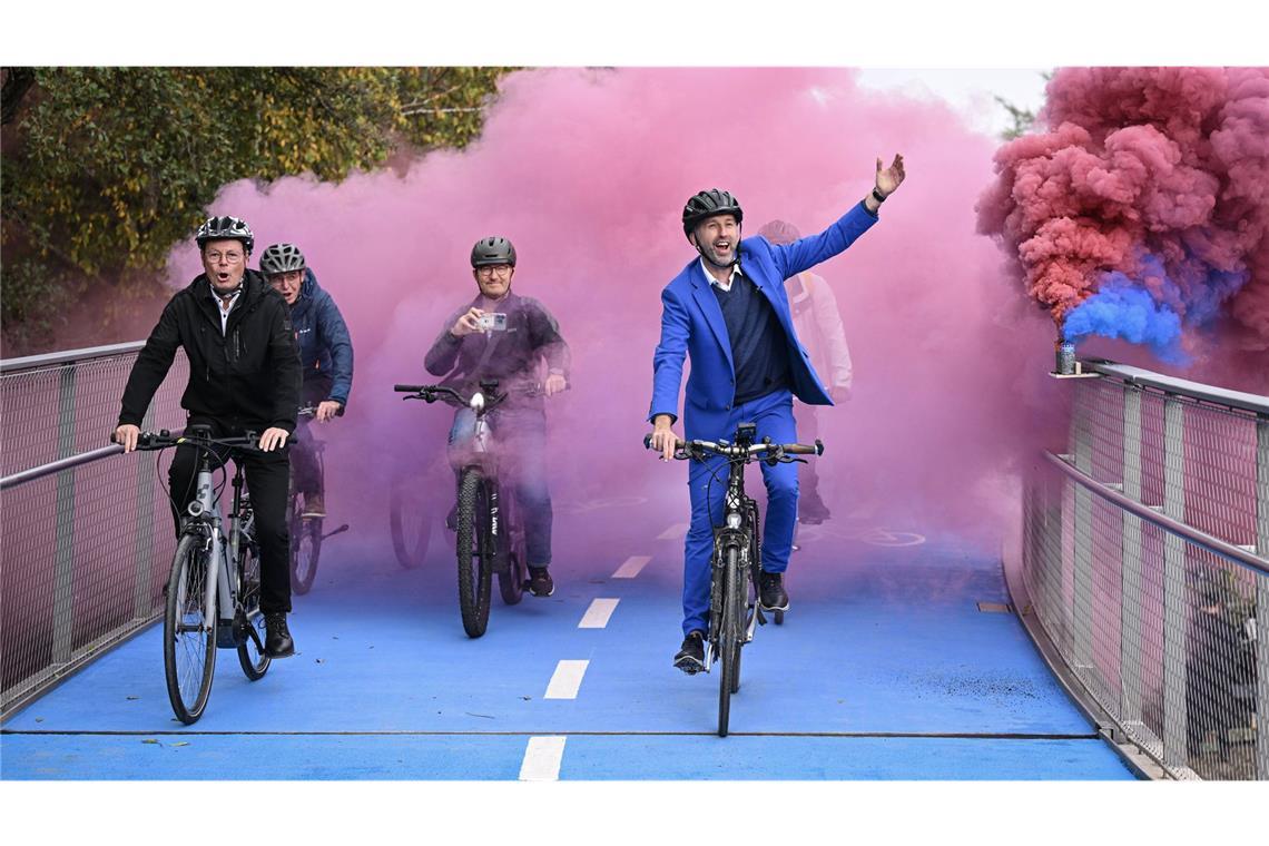 Boris Palmer (rechts) fährt in vorderster Reihe über die neue Radbrücke, die das Stadtzentrum mit dem Süden der Stadt verbindet.