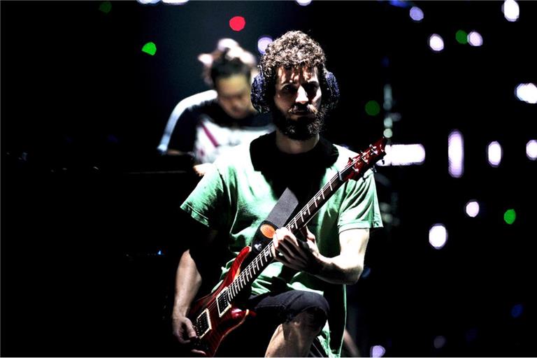 Brad Delson bei einem Live-Auftritt 2011 in Bangkok.