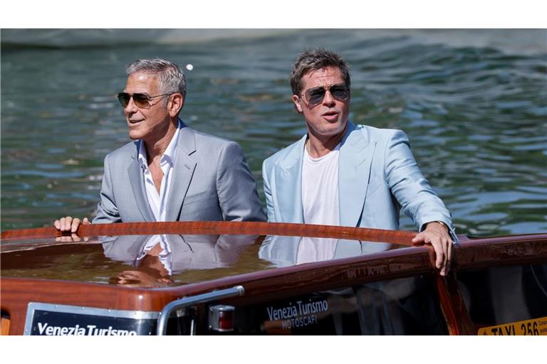 Brad Pitt (r) und George Clooney sind für die Premiere ihres neuen Films nach Venedig gekommen.