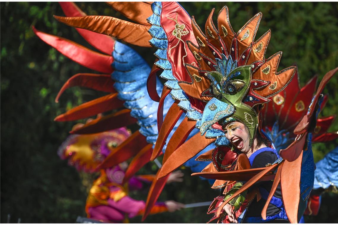 Bremen: Menschen in bunten Verkleidungen machen  beim 37. Bremer Sambakarneval am 8. und 9. Juli 2022 mit. Der Sommerkarneval findet in den Bremer Wallanlagen statt. Masken-, Samba- und Stelzengruppen, Akrobatinnen, Tänzer, Weltmusik-DJ’s und weitere Künstler kommen aus Bremen, dem Umland und aus verschiedenen Regionen Deutschlands.