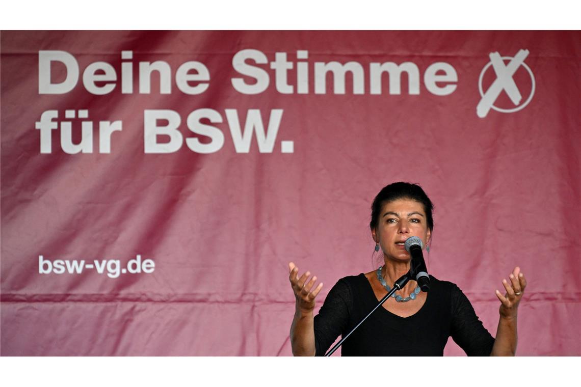 BSW-Gründerin Sahra Wagenknecht wurde bei einem Wahlkampfauftritt mit einer roten Flüssigkeit getroffen.