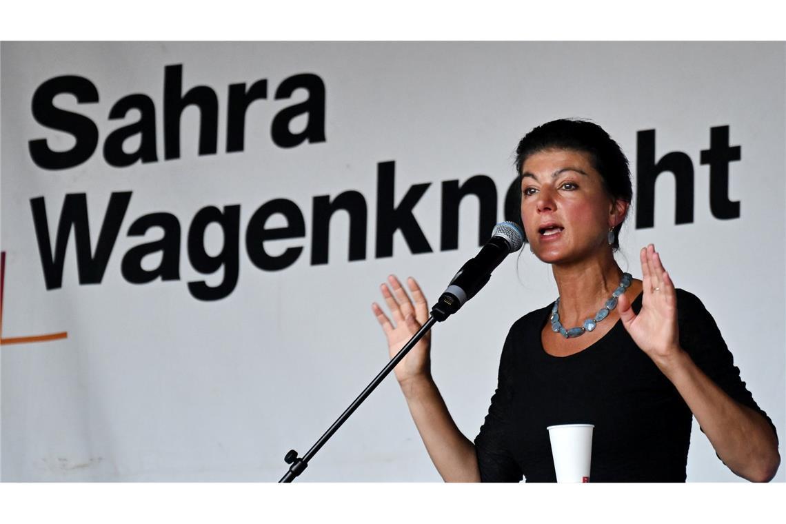 BSW-Gründerin Sahra Wagenknecht wurde bei einem Wahlkampfauftritt mit einer roten Flüssigkeit getroffen.