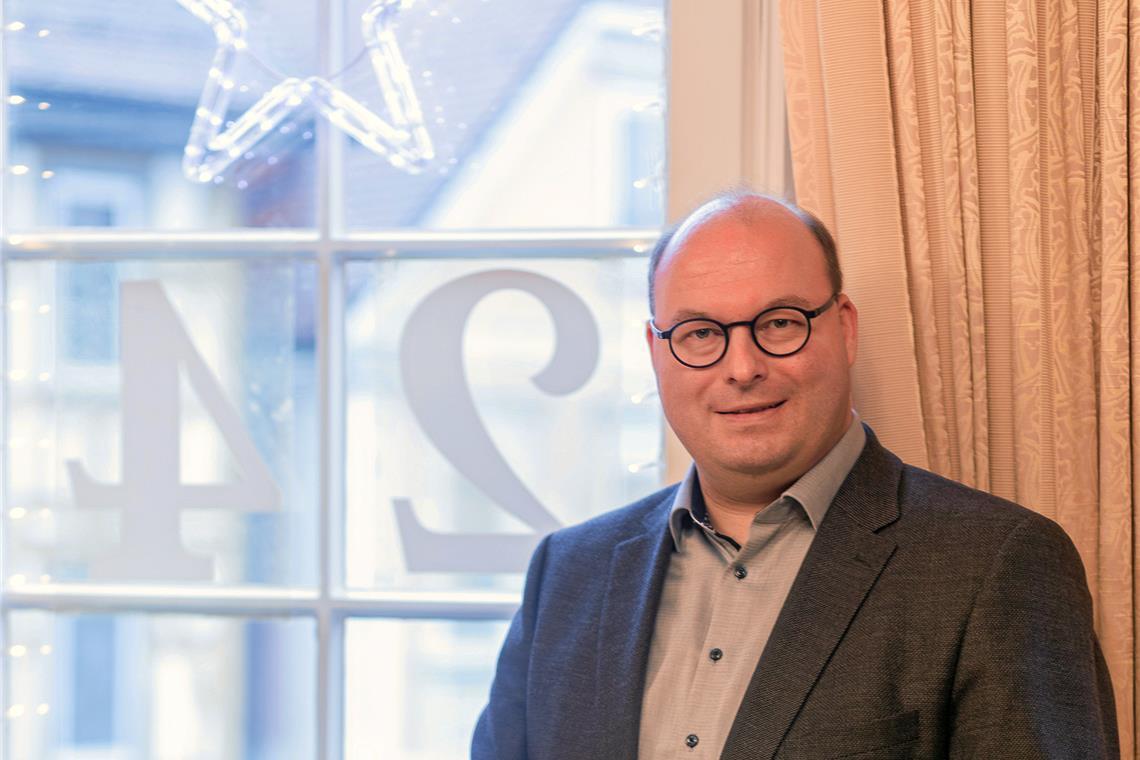 Bürgermeister Armin Mößner an der Tür zum Rathausbalkon, die mit der 24 zum Lebendigen Adventskalender gehört und damit auch aufs nächste Jahr verweist. Foto: Stefan Bossow