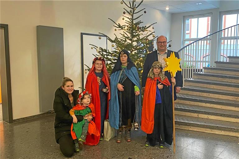 Bürgermeister Armin Mößner empfing die Sternsinger im Rathaus. Foto: Stadt Murrhardt