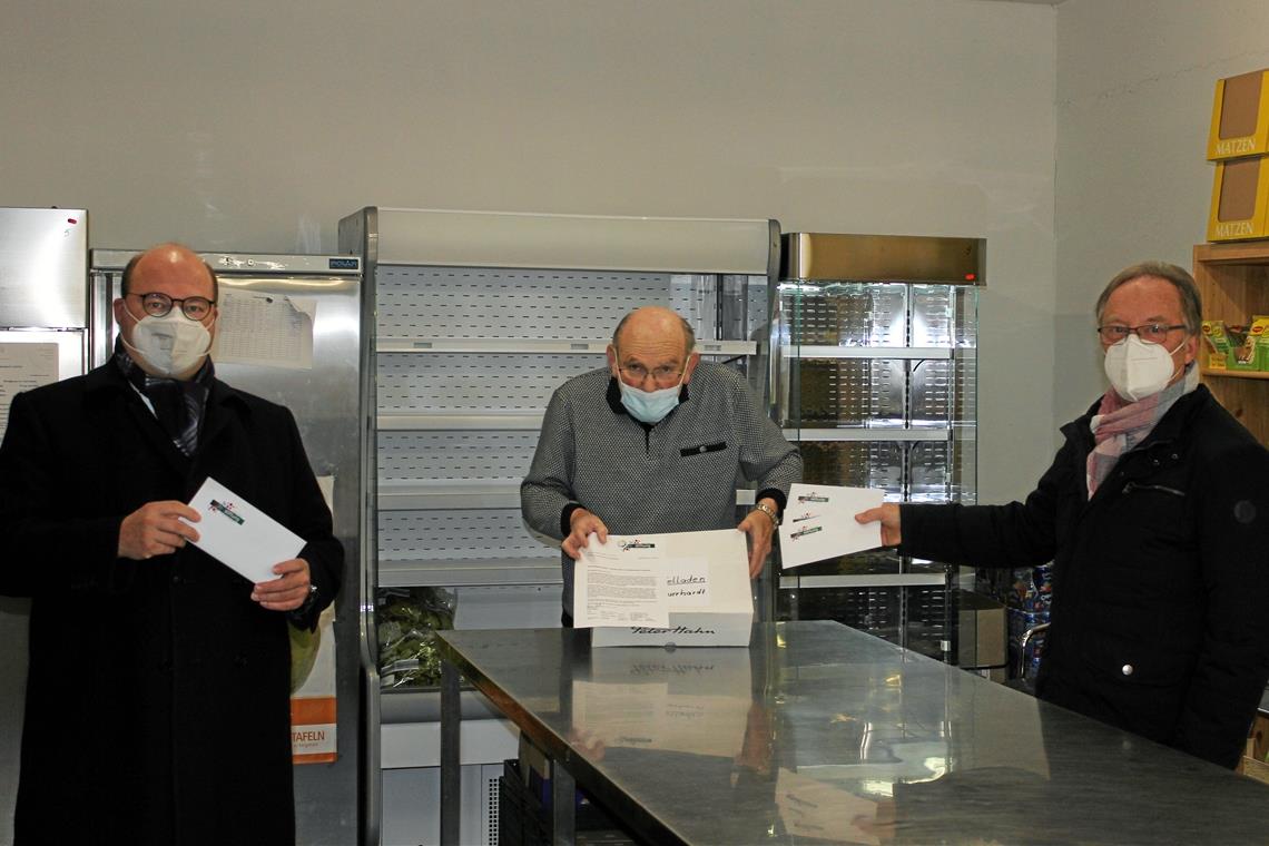 Bürgermeister Armin Mößner (links) und Karl-Heinz Ziegler (rechts) überreichen Tafelvorsitzenden Berthold Müller die Gutscheine. Foto: Bürgerstiftung Murrhardt