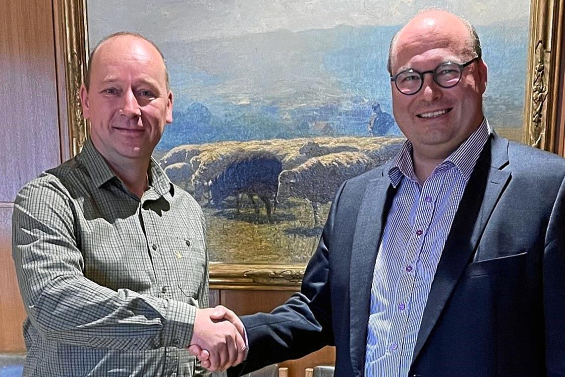 Bürgermeister Armin Mößner (rechts) freut sich, dass er Thomas Noack als Stadtjäger verpflichten konnte. Foto: Stadtverwaltung