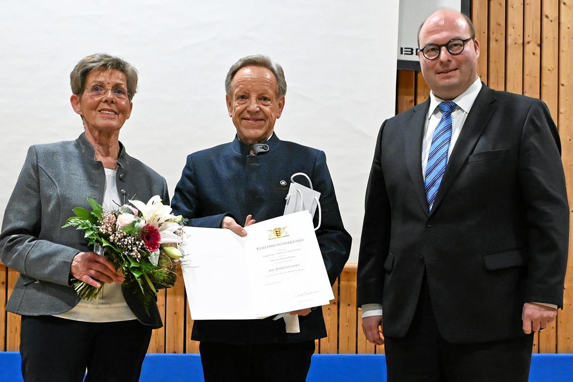 Bürgermeister Armin Mößner (rechts) übergibt dem Vorstandssprecher Rolf Kirschbaum die Landesehrennadel. Seine Frau Margret Kirschbaum wird ebenfalls geehrt.