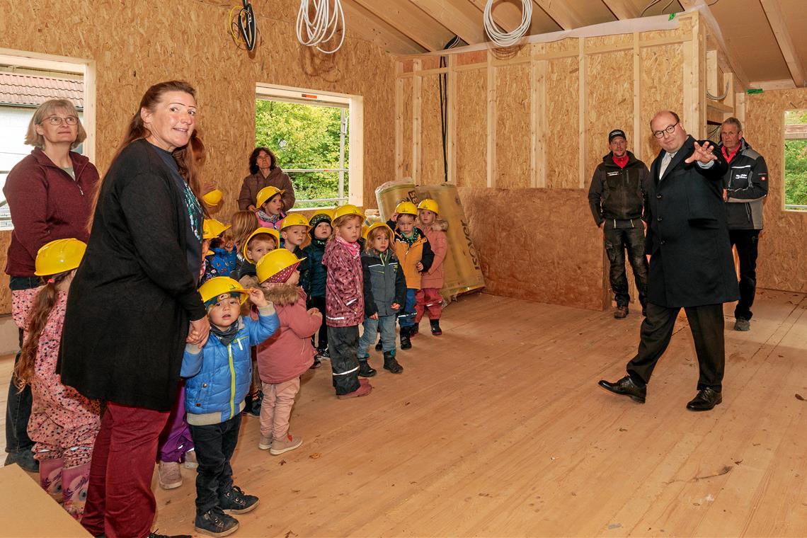 Bürgermeister Armin Mößner (vorne rechts) erklärt den Kindern die Planungen im neuen Dachgeschossraum. Fotos: Stefan Bossow