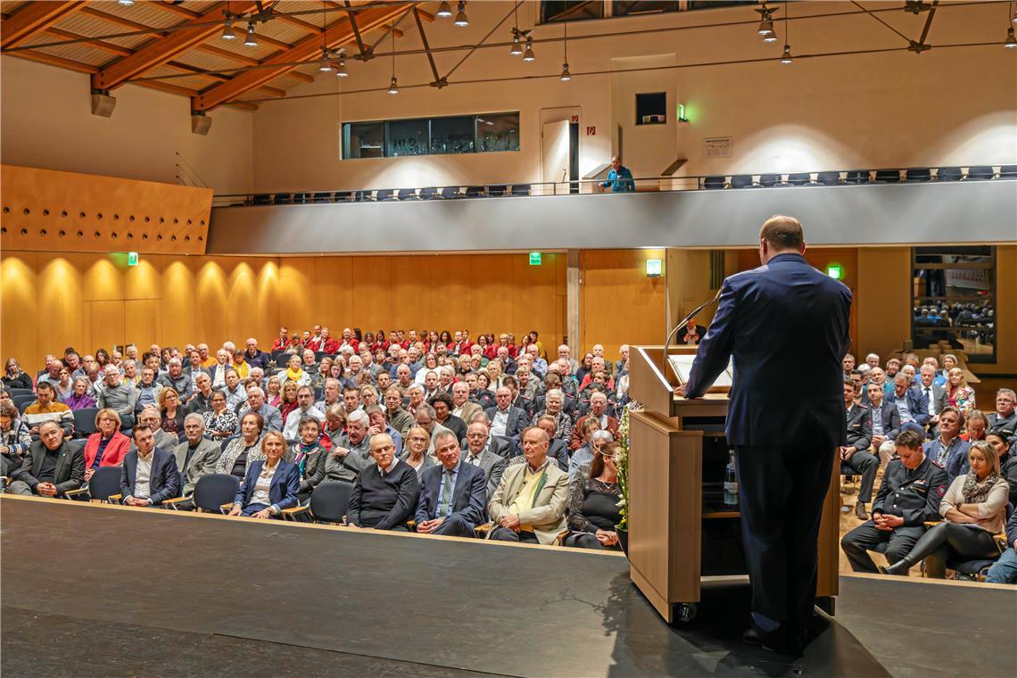 Bürgermeister Armin Mößner zitierte beim Bürgerempfang in der Festhalle Bundespräsident Theodor Heuss: „Die Demokratie lebt nur aus dem Ehrenamt.“