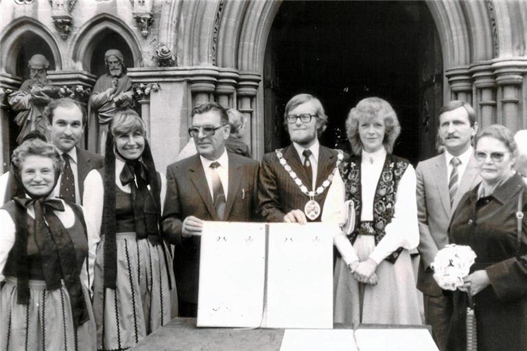 Bürgermeister Helmut Götz und Bob Gooding (in der Bildmitte von links) besiegelten die Partnerschaft in Frome 1983. Foto: Stadtarchiv Murrhardt