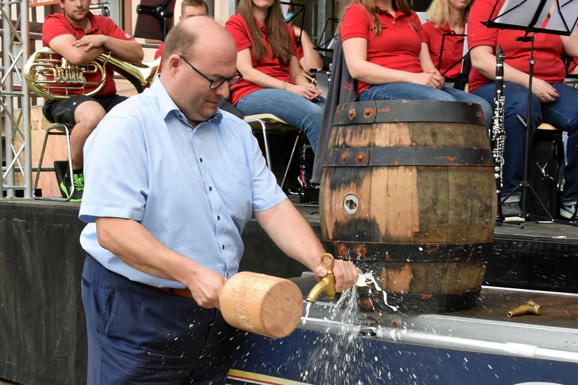 Bürgermeister Mößner beim Fassanstich.