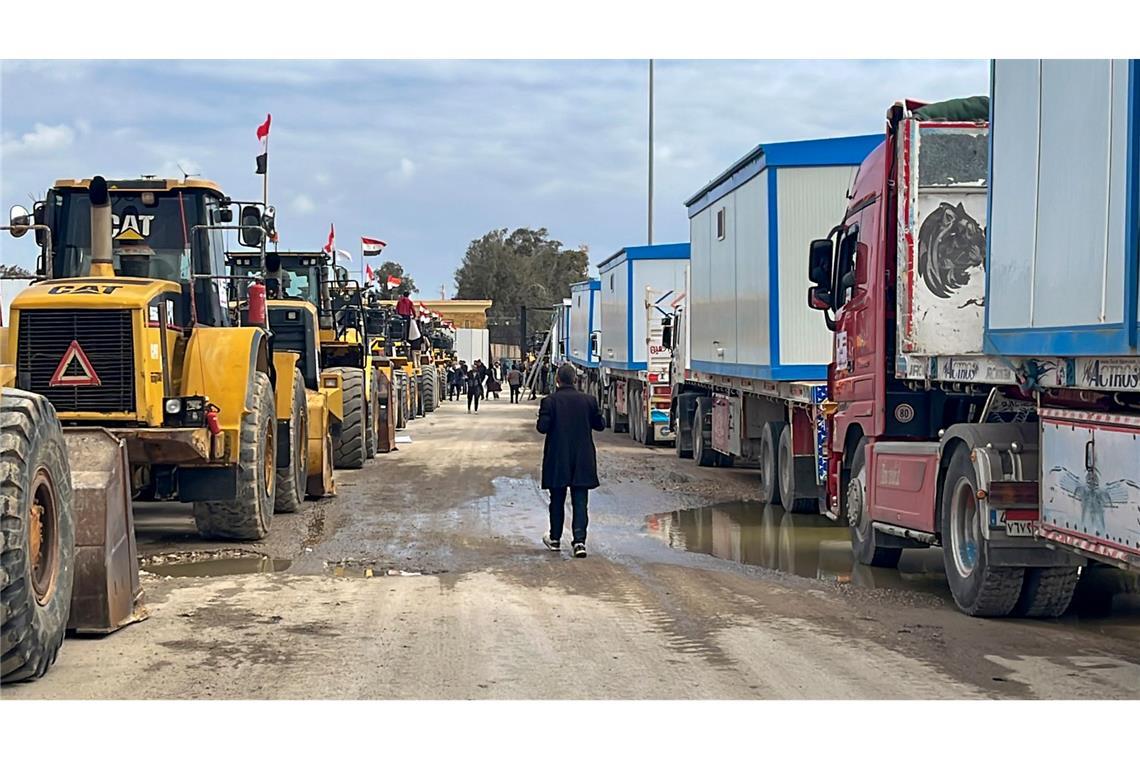 Bulldozer und Lastwagen mit Wohncontainern warten am Rafah-Grenzübergang. (Archivbild)