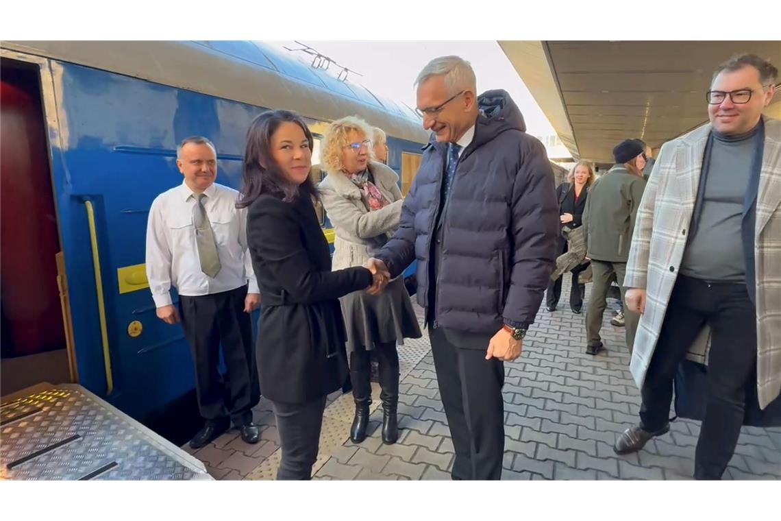 Bundesaußenministerin Annalena Baerbock mit dem deutschen Botschafter in Kiew, Martin Jäger