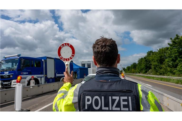 Bundesinnenministerin Nancy Faeser begründete die Anordnung stationärer Kontrollen an allen Landgrenzen ab Mitte September mit irregulärer Migration sowie dem Schutz vor islamistischen Terroristen und grenzüberschreitender Kriminalität. (Archivbild)