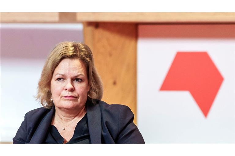 Bundesinnenministerin Nancy Faeser (SPD) plädiert für harte Strafen, verpflichtende Anti-Gewalt-Trainings und die elektronische Fußfessel, um Frauen besser vor Gewalt zu schützen. (Archivfoto)