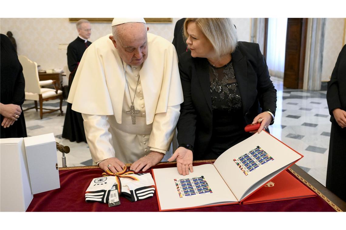 Bundesinnenministerin Nancy Faeser trifft den Papst