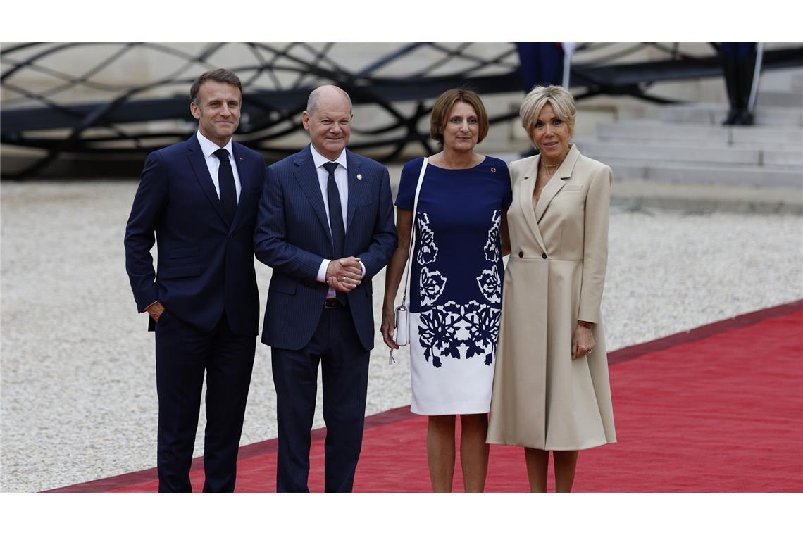 Bundeskanzler Olaf Scholz (2. von links) und seine Frau Britta Ernst (2. von rechts) werden vom französischen Präsidenten Emmanuel Macron und seiner Frau Brigitte Macron