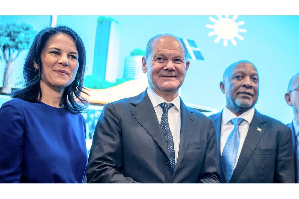 Bundeskanzler Olaf Scholz, Außenministerin Annalena Baerbock und der Präsident von Namibia, Nangolo Mbumba, treffen sich in New York zu einem Empfang, bevor die große UN-Versammlung beginnt.