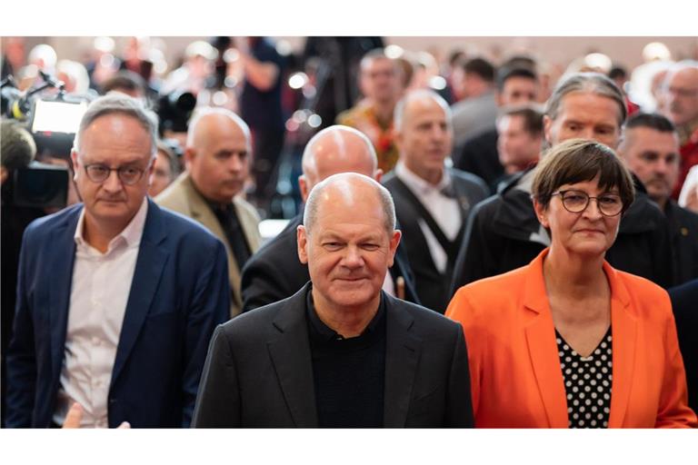 Bundeskanzler Olaf Scholz (M, SPD) mit Saskia Esken, SPD-Bundesvorsitzende, 2022 in Friedrichshafen.