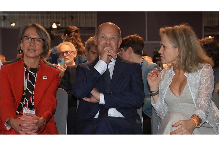 Bundeskanzler Olaf Scholz (SPD, M), sitzt bei der Eröffnung der 25. Welt-Aids-Konferenz zwischen Birgit Poniatowski (l), Geschäftsführerin der International AIDS Society (IAS) und Sharon Lewin (r), Präsidentin der International AIDS Society.